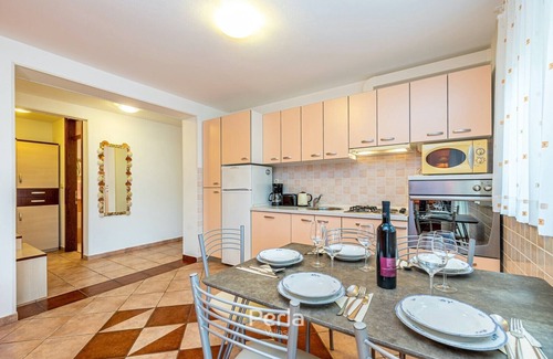 Vinkuran Apartment | Apartment PINETA with cozy terrace and grill
