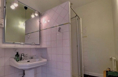 Tremblay Apartment | Apartment 'Pivoine' with Shared Terrace, Shared Garden and Wi-Fi