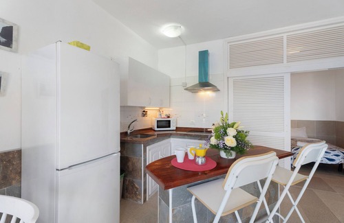 Alojera Apartment | Apartment 'Playa Azul - 3' with Sea View, Wi-Fi and Air Conditioning