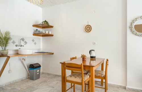 Kalymnos Town Apartment | Apartment 'Quadruple Room No 2' with Mountain View, Wi-Fi and Air Conditioning