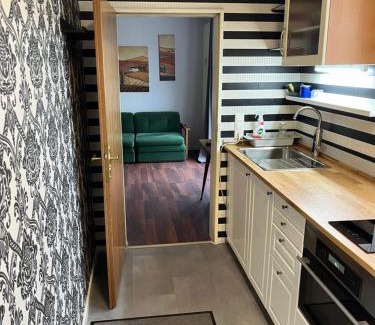 Heddesheim Apartment | Apartment Rainer mit großen Parkplätzen vorm Gebäude