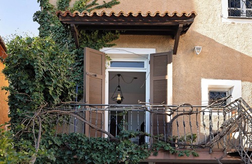 Campochiesa Apartment | Apartment "Residenza Stoechas White" with Wi-Fi, Garden & Terrace