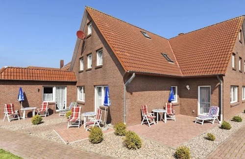 Esens Apartment | Apartment "Robbe 2" with Shared Garden & Wi-Fi