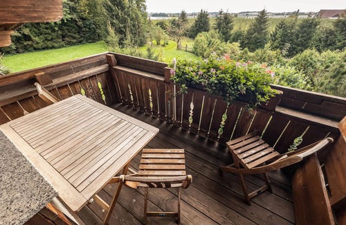 Waggershausen Apartment | Apartment 'Rosenzimmer 1' with Mountain View, Shared Garden and Wi-Fi