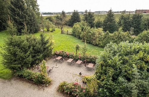 Waggershausen Apartment | Apartment 'Rosenzimmer 1' with Mountain View, Shared Garden and Wi-Fi
