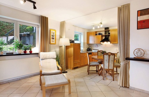 Ortsmitte Apartment | Apartment 'Rotdorn' with Shared Terrace and Wi-Fi