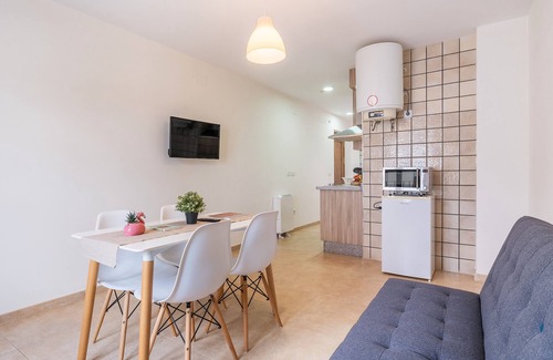 Guadix Apartment | Apartment 'Santiago' with Balcony, Wi-Fi and Air Conditioning
