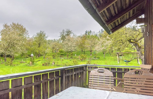 Waldbeuren Apartment | Apartment 'Schneckenhaus' with Shared Garden, Balcony and Wi-Fi