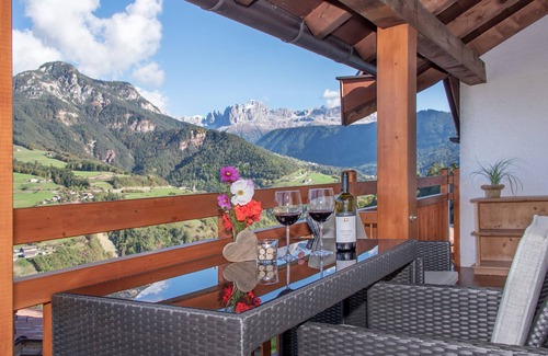 Brie Apartment | Apartment “Schlern - Heigler Hof” with Mountain View, Wi-Fi, Balcony, Sauna & Terrace