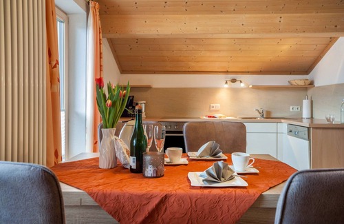 Schraden Apartment | Apartment 'Schloßberg' with Mountain View, Balcony and Wi-Fi