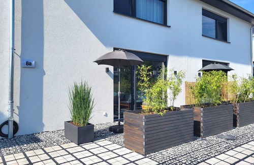 Muldestausee Apartment | Apartment 'Schlossterrassen 8a' with private terrace, shared garden and Wi-Fi