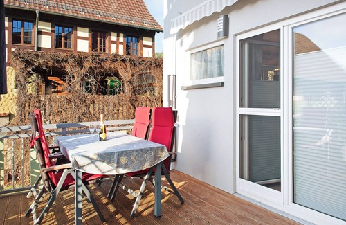 Espasingen Apartment | Apartment 'Schönfeld' with Private Terrace and Wi-Fi
