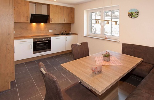 Lenne Apartment | Apartment 'Schwein' with Mountain View, Shared Terrace and Wi-Fi
