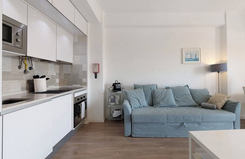 Estoril Apartment | Apartment 'Sea View Estoril' with Sea View, Wi-Fi and Air Conditioning