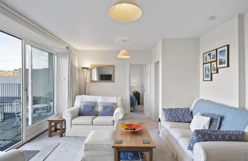 Polruan Apartment | Apartment Sea Views & Terrace on Waters Edge in Polruan