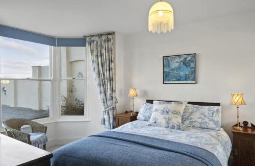 Polruan Apartment | Apartment Sea Views & Terrace on Waters Edge in Polruan