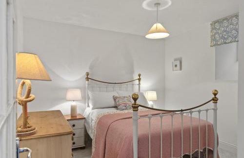 Polruan Apartment | Apartment Sea Views & Terrace on Waters Edge in Polruan