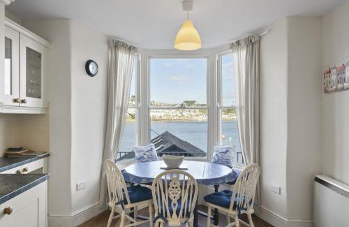 Polruan Apartment | Apartment Sea Views & Terrace on Waters Edge in Polruan