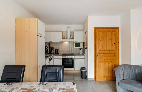 Hamswehrum Apartment | Apartment 'Seepferdchen' with Private Terrace, Shared Garden and Wi-Fi