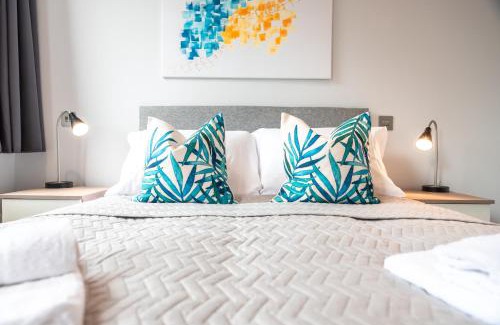 Staines House | Apartment Six Staines Upon Thames - Free Parking - Heathrow - Thorpe Park