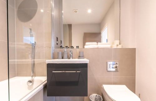 Staines House | Apartment Six Staines Upon Thames - Free Parking - Heathrow - Thorpe Park