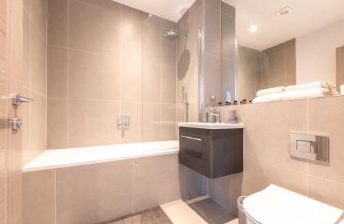 Staines House | Apartment Six Staines Upon Thames - Free Parking - Heathrow - Thorpe Park