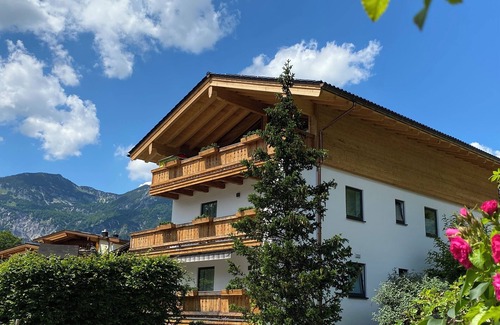 Bischofswiesen Apartment | Apartment Sleeping Witch, 1-6 pers., 100 m², 2 bedrooms, 1 double room, shower/WC bathtub, bathroom
