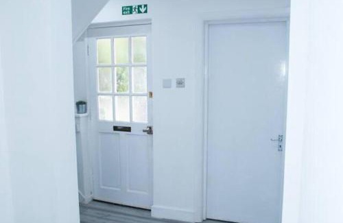 South Harrow Apartment | Apartment - Sleeps 2 & Free Parking