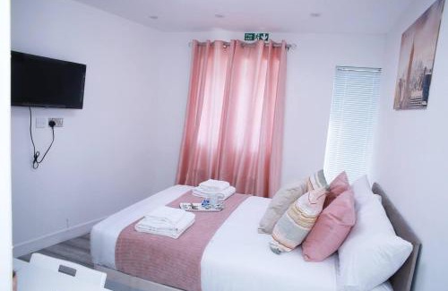 South Harrow Apartment | Apartment - Sleeps 2 & Free Parking