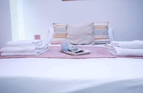 South Harrow Apartment | Apartment - Sleeps 2 & Free Parking