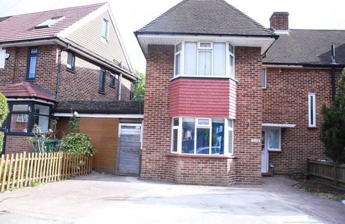 South Harrow Apartment | Apartment - Sleeps 2 & Free Parking