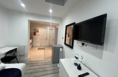 South Harrow Apartment | Apartment - Sleeps 2 & Free Parking