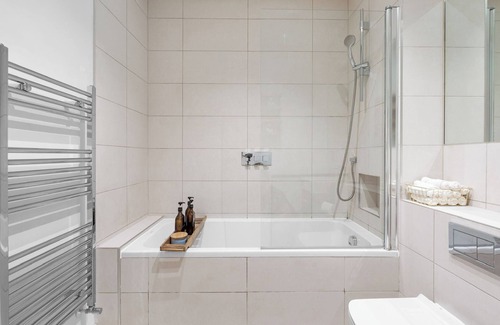 Syon Apartment | Apartment - Sleeps 2 - Parking - Great Location