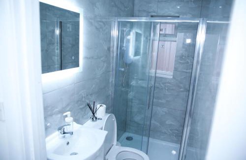 South Harrow Apartment | Apartment - Sleeps 5 & Free Parking