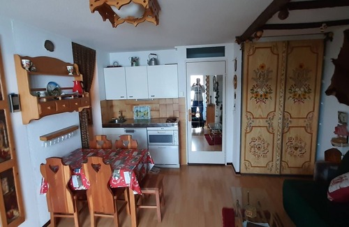 Eclose-Est Apartment | Apartment sleeps 6 with bedroom and cabin area