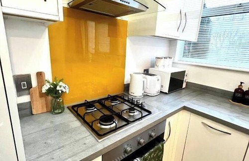 Richmond-upon-Thames Apartment | Apartment-Sleeps4-Parking-Balcony