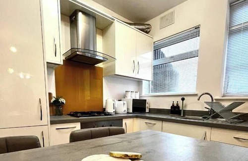 Richmond-upon-Thames Apartment | Apartment-Sleeps4-Parking-Balcony