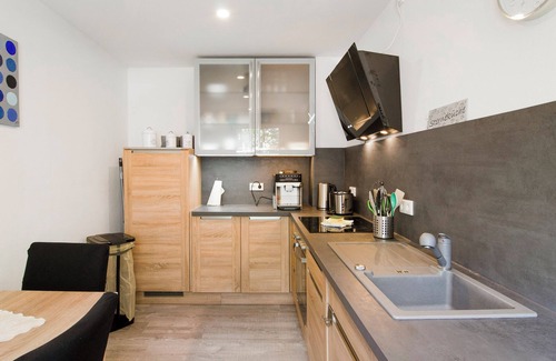 Bad Zwischenahn Apartment | Apartment 'Smolly's Ferienwohnung' with Private Terrace, Private Garden and Wi-Fi