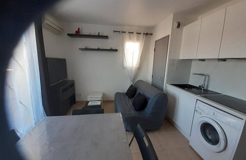 Mouries Apartment | Apartment 'Sous Le Soleil Des Alpilles' with Mountain View, Wi-Fi and Air Conditioning