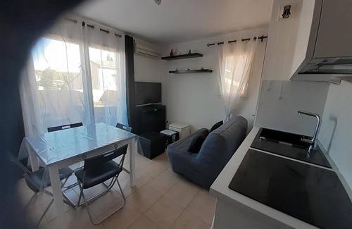 Mouries Apartment | Apartment 'Sous Le Soleil Des Alpilles' with Mountain View, Wi-Fi and Air Conditioning