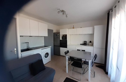 Mouries Apartment | Apartment 'Sous Le Soleil Des Alpilles' with Mountain View, Wi-Fi and Air Conditioning