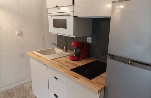 Pezenas Apartment | Apartment 'Sous Les Toits' with Wi-Fi and Air Conditioning