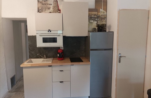 Pezenas Apartment | Apartment 'Sous Les Toits' with Wi-Fi and Air Conditioning