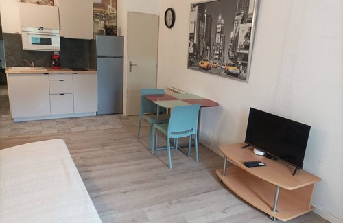 Pezenas Apartment | Apartment 'Sous Les Toits' with Wi-Fi and Air Conditioning