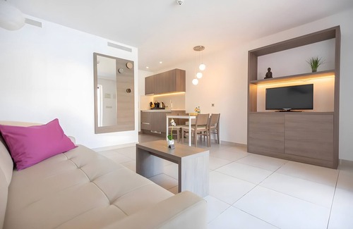 Cala Agulla Apartment | Apartment 'Standard 6' with Shared Pool, Wi-Fi and Air Conditioning