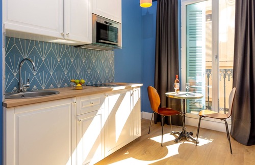 Opera Apartment | Apartment-Standard-Wet room-Street View-E9 Nature