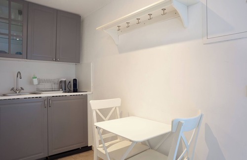 Saint-Zacharie Apartment | Apartment 'Studio Romantique À Saint Zacharie' with Wi-Fi