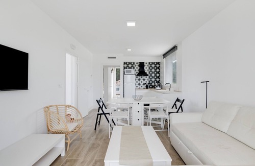 Brena y Marismas de Barbate Natural Park Apartment | Apartment 'Suite 6 In Natural Park' with Shared Pool, Wi-Fi and Air Conditioning