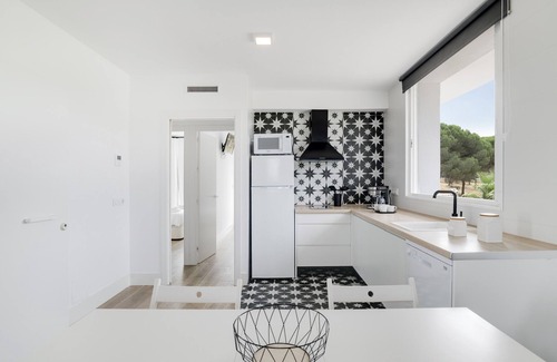 Brena y Marismas de Barbate Natural Park Apartment | Apartment 'Suite 6 In Natural Park' with Shared Pool, Wi-Fi and Air Conditioning