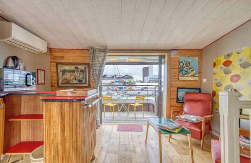 Bassins a Flot Apartment | Apartment 'Suites 1900 Art Deco Et Sixities' with Lake View, Wi-Fi and Air Conditioning
